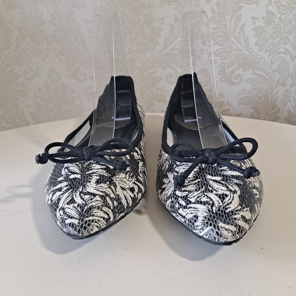 Tahari Blossom Size 9M Black/Cream Floral Pointed Toe Ballet Flats - Picture 2 of 12